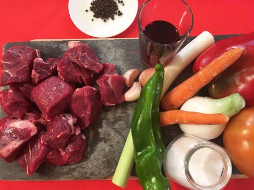 Selección de carne de ternera para guisar, de Ternera del Valle de Aísa (Pirineos). Envasado al vacío Criados con alimentación natural 100%. Más de seis meses al año en libertad, pastando en los montes de Aísa y alimentándose de forma natural al 100%. Durante los meses que el ganado pasa estabulado se alimenta de hierba recogida durante el verano en nuestros campos y pienso hecho a base de cereales.